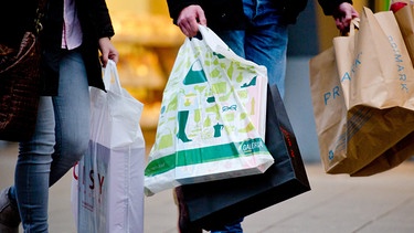 Menschen mit Einkaufstaschen | Bild: picture-alliance/dpa