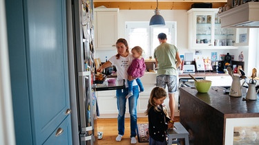 Eine Familie kocht mit ihren Kindern in der Küche. | Bild: BR/Julia Müller