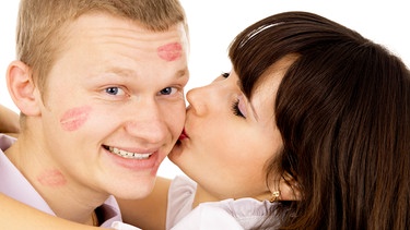 Frau küsst ihren Freund und bedeckt ihn dabei mit Lippenstiftabdrücken | Bild: colourbox.com