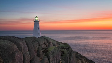 Leuchtturm bei Sonnenuntergagn | Bild: picture-alliance/dpa