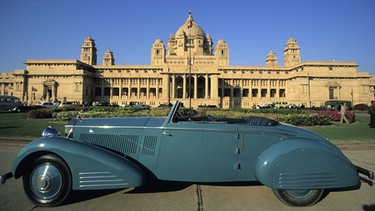Luxusauto vor einem Palast | Bild: picture-alliance/dpa