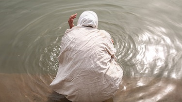 Eine mandäische Frau nimmt an einem Taufritual teil. | Bild: picture alliance/dpa | Ameer Al Mohammedaw