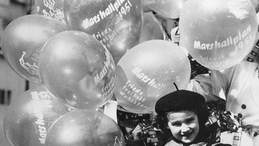 Mädchen hält Luftballons mit "Marshallplan" | Bild: picture-alliance/dpa