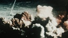 Ein Atompilz steigt nach der Explosion einer Atombombe über dem Testgelände in der Wüste von Nevada auf | Bild: picture-alliance/dpa
