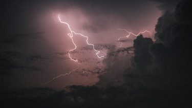 Blitze zerteilen den Himmel | Bild: picture-alliance/dpa
