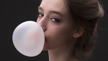 Mädchen bläst Kaugummi aus ihrem Mund | Bild: colourbox.com