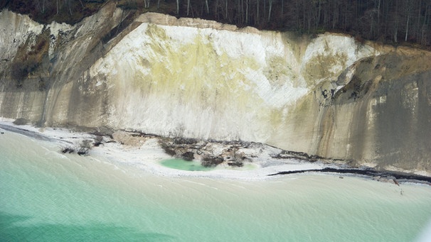 Kreide- und Mergelmassen liegen vor den Kreidefelsen auf der Ostseeinsel Rügen. Es stürzte ein 100 Meter breiter und 70 Meter hoher Felsabschnitt ins Meer | Bild: picture-alliance/dpa