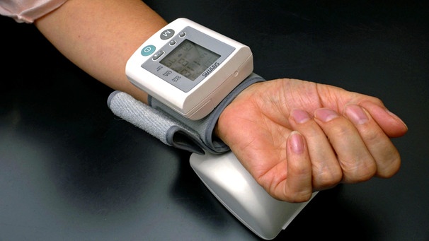 Messung von Puls und Blutdruck mit einen Pulsmessgerät | Bild: picture-alliance/dpa