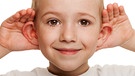 Bub hält sich Hände an die Ohren, um besser zu hören | Bild: colourbox.com