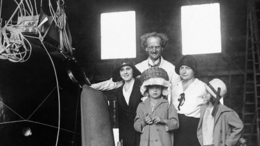 Professor Auguste Piccard mit seiner Frau und seinen Kindern | Bild: picture-alliance/ AP Images | Uncredited