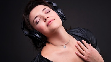 Frau mit Kopfhörern genießt Musik | Bild: colourbox.com