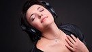 Frau mit Kopfhörern genießt Musik | Bild: colourbox.com