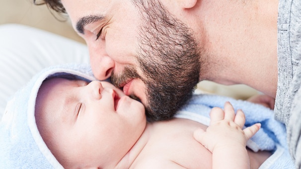 Mann küsst Baby | Bild: picture-alliance/dpa