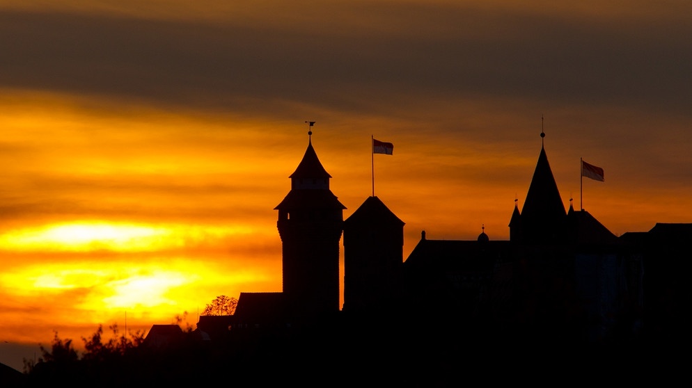 Silhouette von Nürnberg im Sonnenuntergang | Bild: picture-alliance/dpa