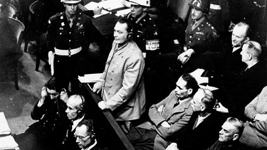 Hermann Göring steht auf der Anklagebank des Nürnberger Kriegsverbrecherprozesses | Bild: BR