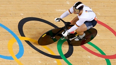 Olympia: Radfahrer mit olympischen Ringen | Bild: picture-alliance/dpa