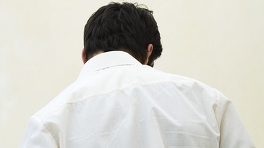 Symbolbild "Pathologisierung", Mann mit gesenkten Kopf von hinten | Bild: colourbox.com