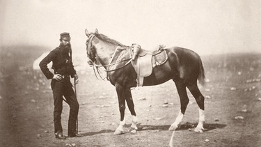 Soldat mit seinem Pferd, Krimkrieg, 1854-56 | Bild: picture alliance / akg-images 