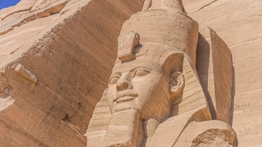 Statue Pharao Ramses II. Felsentempel Abu Simbel, Ägypten | Bild: picture alliance / imageBROKER | Schoening