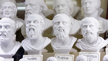 Büsten berühmter antiker Philosophen zum Verkauf | Bild: colourbox.com