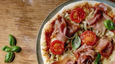 Eine frisch gebackene Pizza. | Bild: picture alliance / The Picture Pantry | Natasha Breen