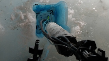 Ein Eismaulwurf schmilzt sich mit 65 Grad Richtung Ziel - einer Gletscherspalte im Taylor-Gletscher in der Antarktis, die das sogenannte "Brine" vom subglazialem See bis zu ihrem Auslass in den Bonney-See transportiert | Bild: picture-alliance/dpa
