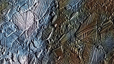 Kleines Gebiet auf dem Jupitermond Europa mit einer dünnen zerbrochenen Eiskruste in der Conamara-Region. Die weißen und blauen Farben kennzeichnen Gebiete, die von einer feinen Schicht von Eispartikeln bedeckt sind, aufgenommen von der "Galileo" | Bild: picture-alliance/dpa
