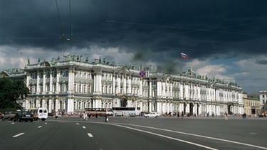 Blick auf den Winterpalast der Eremitage in St. Petersburg | Bild: picture-alliance/dpa