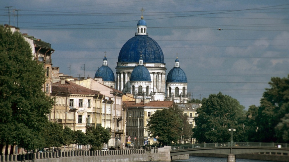 Die Dreifaltigkeitskathedrale mit ihren blauen Kuppeln auf dem Ismailowski-Prospekti in St. Petersburg | Bild: picture-alliance/dpa