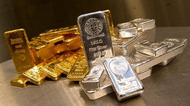 Gold- und Silberbarren in unterschiedlicher Größe | Bild: picture-alliance/dpa