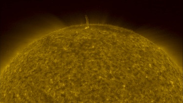 3-D-Bild von einer Eruption auf der Oberfläche der Sonne. Aufgenommen von einem Doppelsatelliten der NASA (2007) | Bild: picture-alliance/dpa