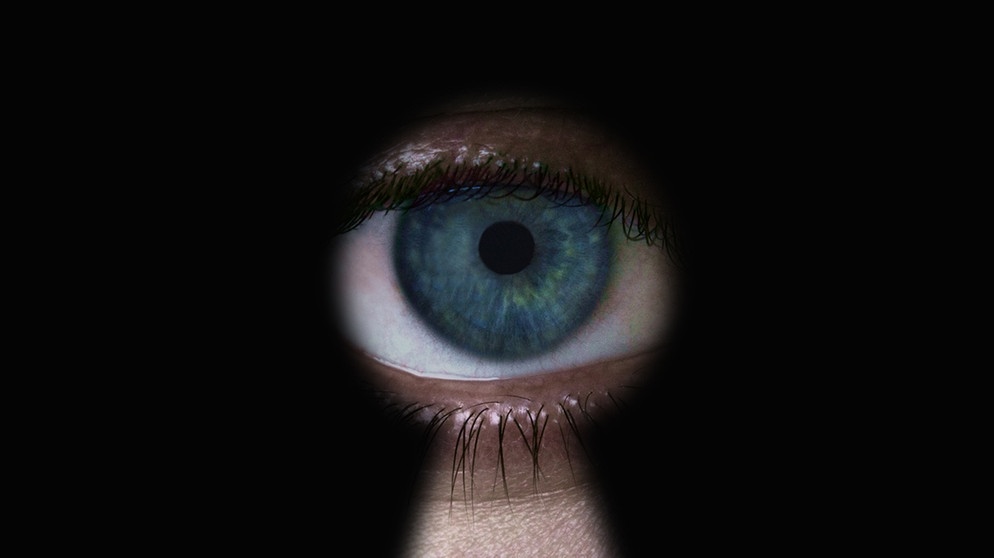 Auge blickt durch Schlüsselloch | Bild: colourbox.com
