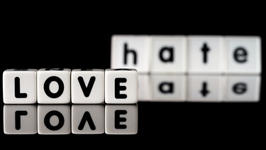 Schriftzug Love and hate | Bild: colourbox.com