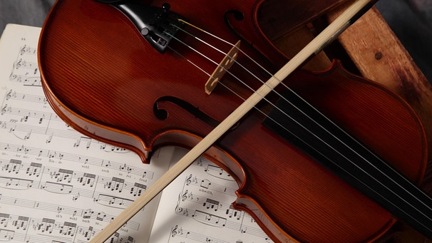 Eine Violine mit Notenblättern | Bild: picture-alliance/dpa