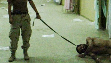 Abu Ghraib: Wachpersonal demütigt Gefangene | Bild: picture-alliance/dpa