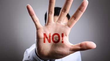 Mann mit stoppender Hand und einem "Nein" | Bild: colourbox.com