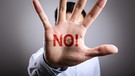 Mann mit stoppender Hand und einem "Nein" | Bild: colourbox.com