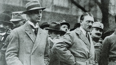 Alfred Rosenberg, Chefideologe des Nationalsozialismus neben Adolf Hitler | Bild: picture-alliance/dpa