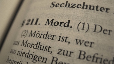 Gesetzestext Mordparagraph im Strafgesetzbuch. | Bild: picture alliance / blickwinkel/G. Vockel