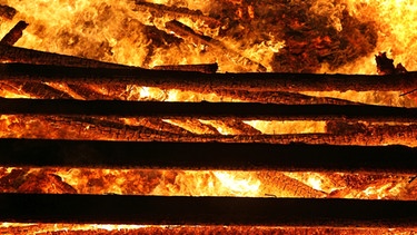 Die Flammen eines Funkenfeuers auf meterhohem Holzstapel  | Bild: picture-alliance/dpa