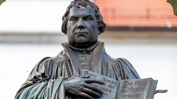 Luther-Denkmal vor dem Rathaus auf dem Marktplatz von Wittenberg_ | Bild: picture-alliance/dpa
