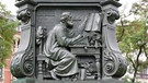 Martin Luther, dargestellt in seiner Studierstube auf der Wartburg. Lutherdenkmal von 1896 von Adolf von Donndorf in Eisenach | Bild: picture-alliance/dpa