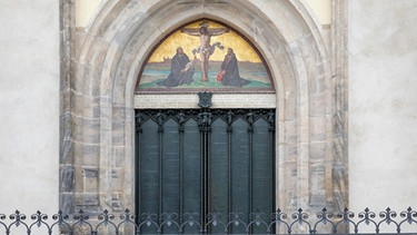Thesentür der Schlosskirche in der Lutherstadt Wittenberg. Am 31.10.1517 hatte Martin Luther die 95 Thesen an die Tür angeschlagen | Bild: picture-alliance/dpa