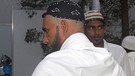 Moslemischer Pilger legt den Ihram (2 weiße Tücher) an | Bild: picture-alliance/dpa