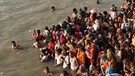 Pilger in Varanasi Indien nehmen das heilige Bad im Ganges | Bild: picture-alliance/dpa