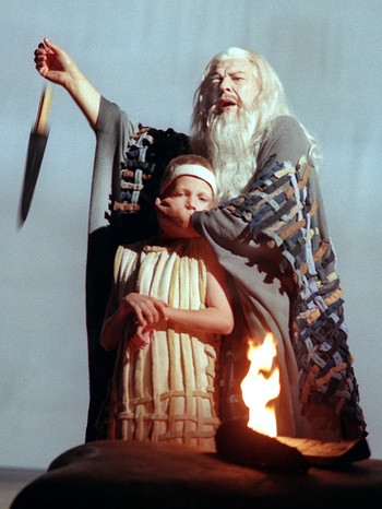 Mann mit Schwert hält Kind - Bühnenbild | Bild: picture-alliance/dpa