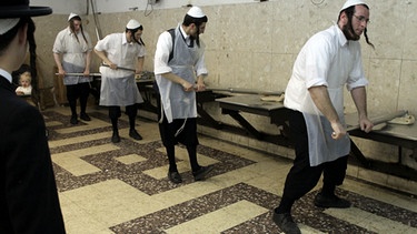 Pessach Bäcker mit ungesäuertem Brot | Bild: picture-alliance/dpa