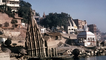 sinkender Tempel am Gangesufer | Bild: picture-alliance/dpa