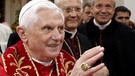 Papst Benedikt XVI in Wien 2007 - Segen für ein Kind in der Kirche am Hof | Bild: picture-alliance/dpa
