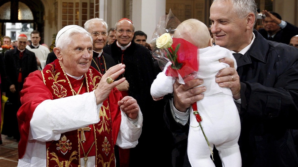 Papst Benedikt XVI in Wien 2007 - Segen für ein Kind in der Kirche am Hof | Bild: picture-alliance/dpa